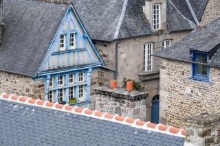 Une longère en Bretagne aux murs de granit bordée d'un jardin verdoyant