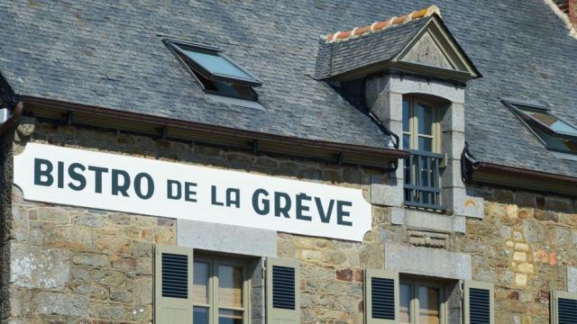 Panneau routier bilingue en français et en breton dans le Trégor